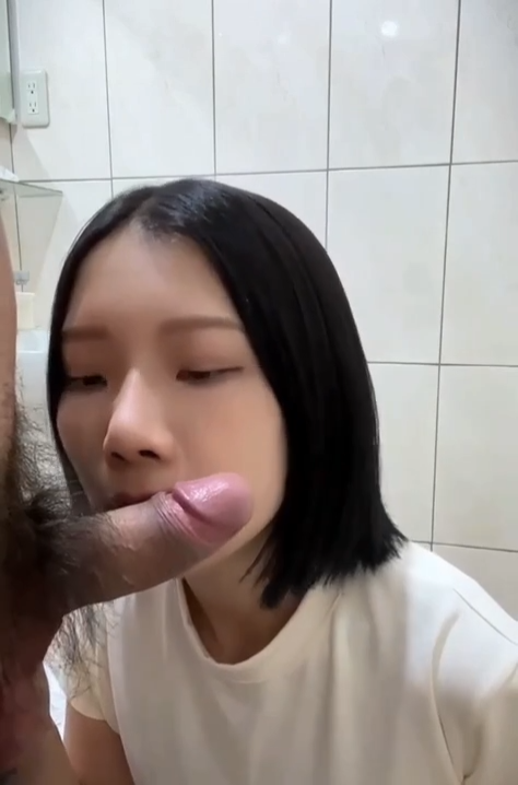 clip sex Vào wc lén lút bú cu